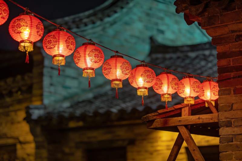 夜色古建筑挂红灯笼图片