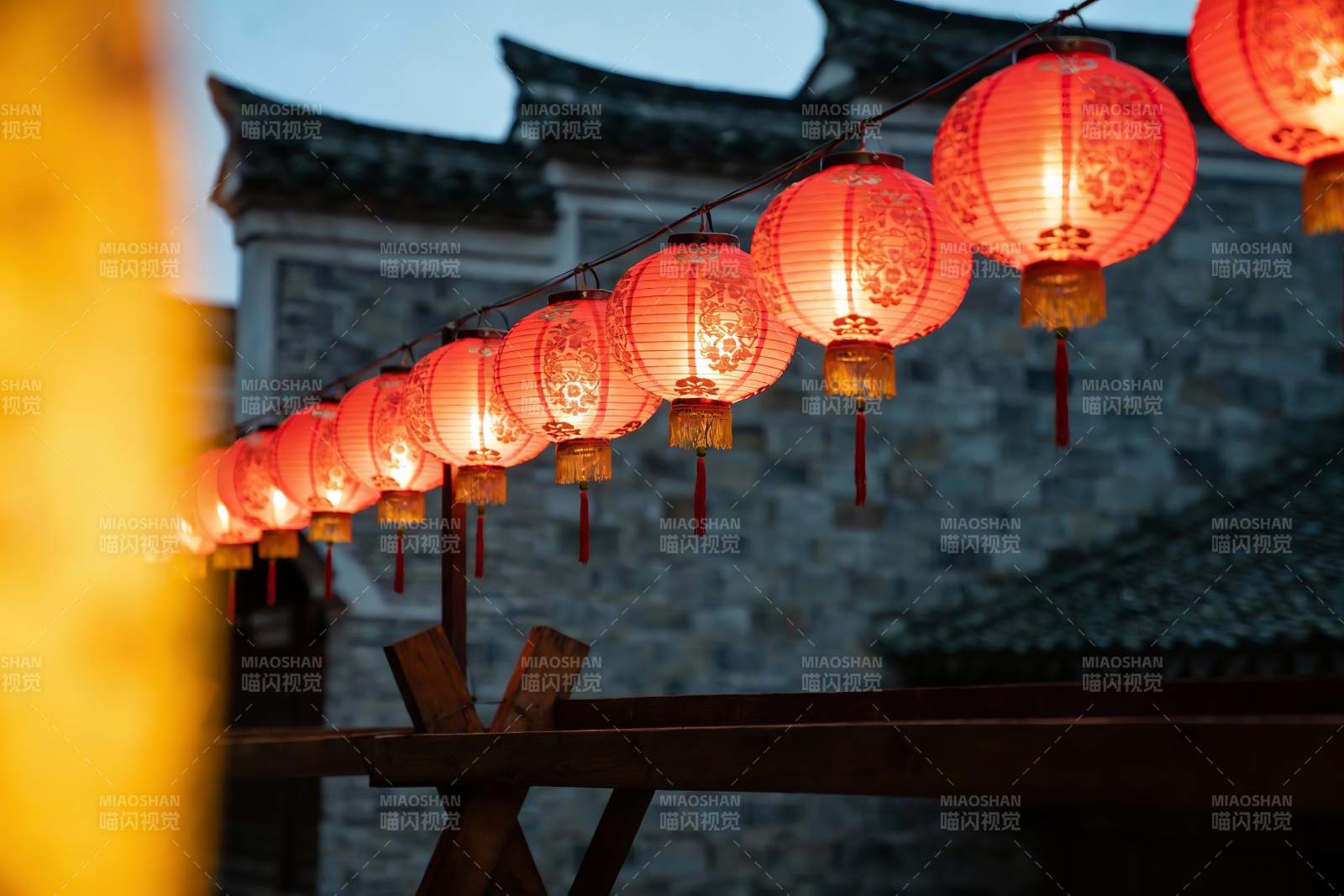 古建筑前悬挂的红色灯笼图片