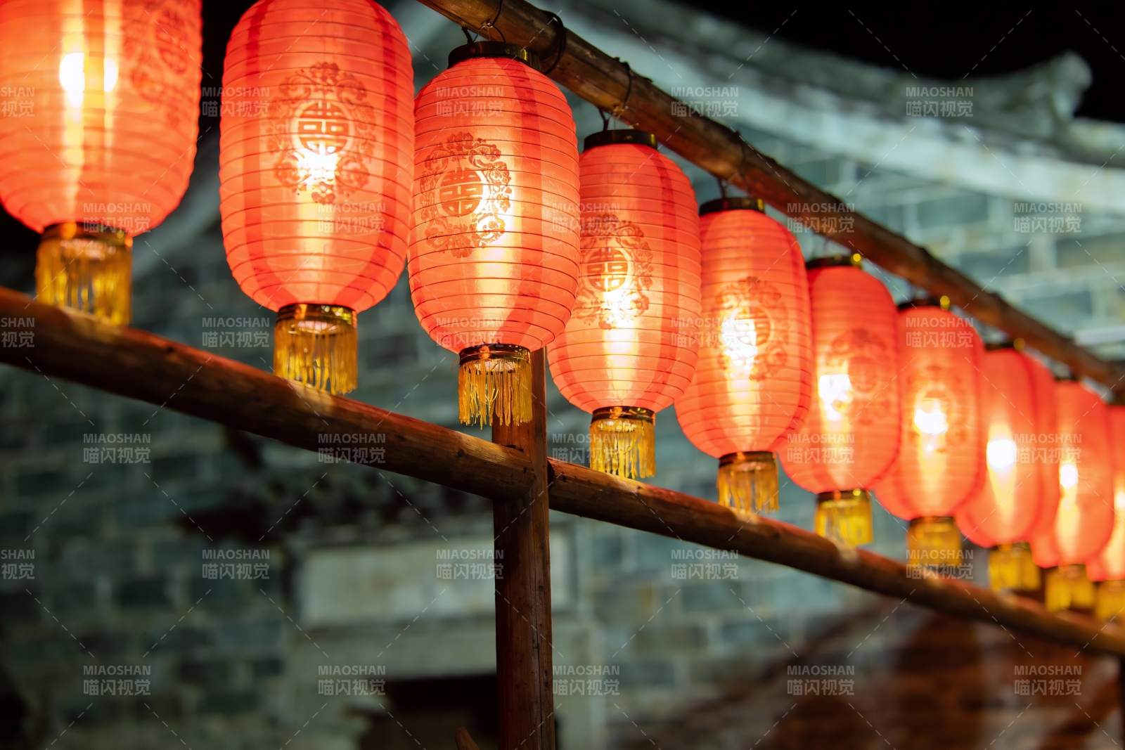 夜色中古建筑前的红灯笼图片