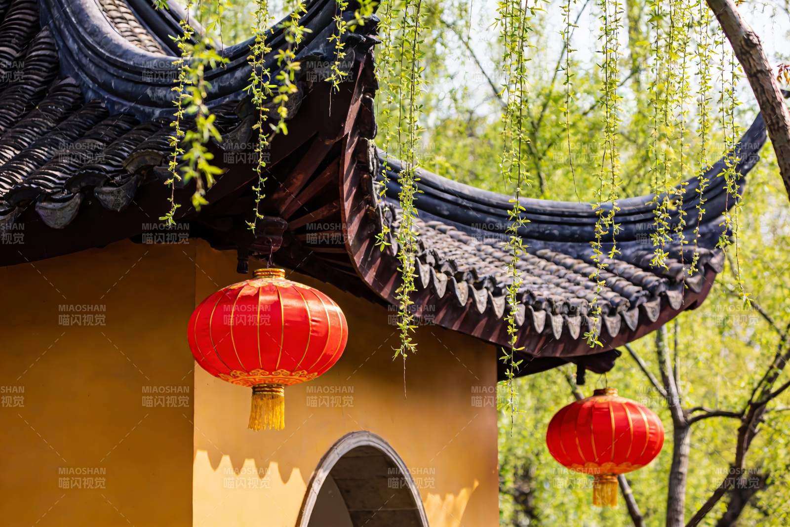 古建筑红灯笼垂柳图片