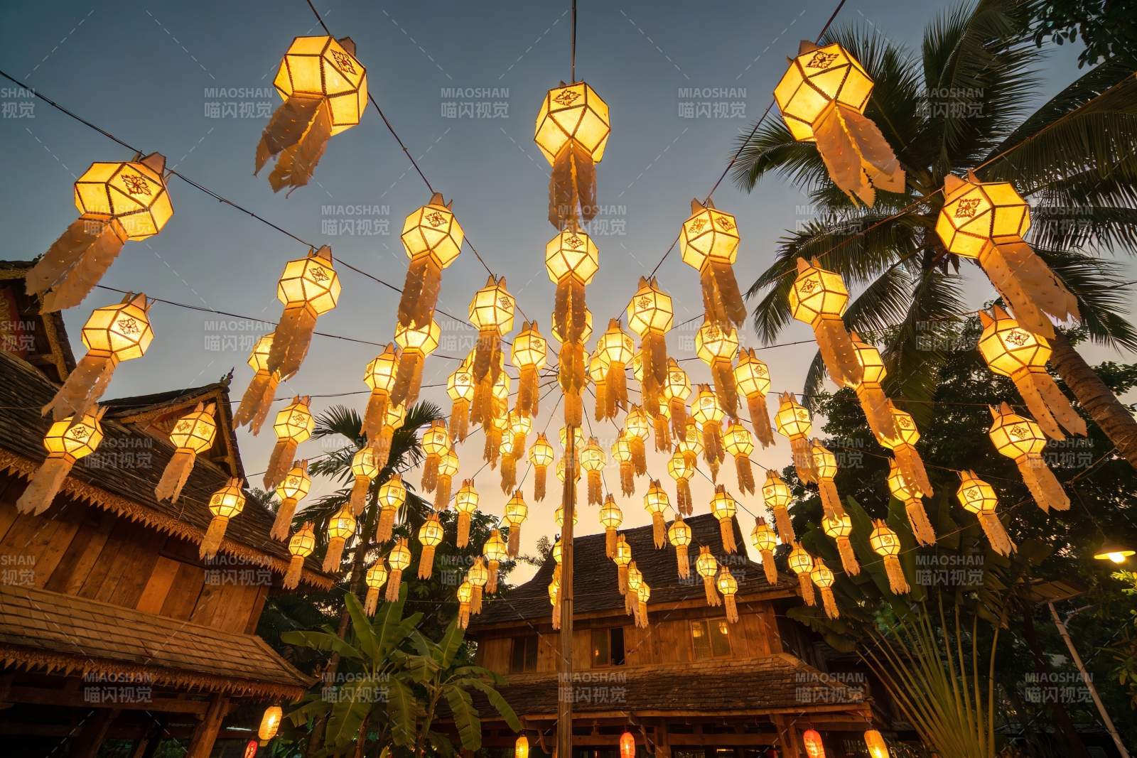 夜幕下悬挂的灯笼与建筑图片