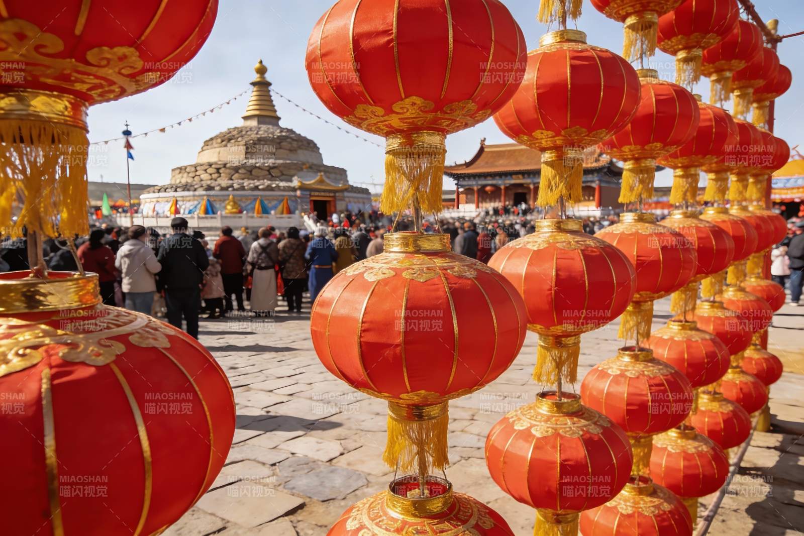 红灯笼装饰的寺庙节日场景图片