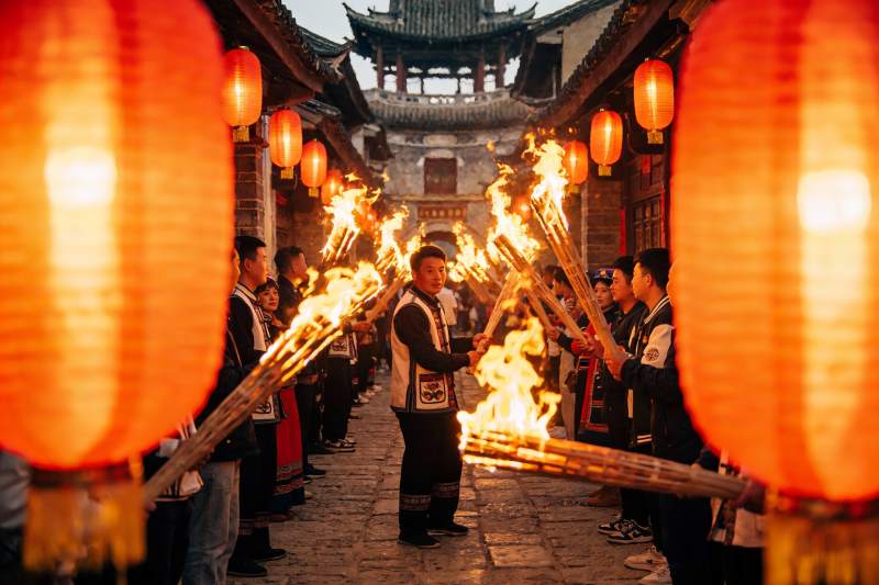 古街夜游火把节图片