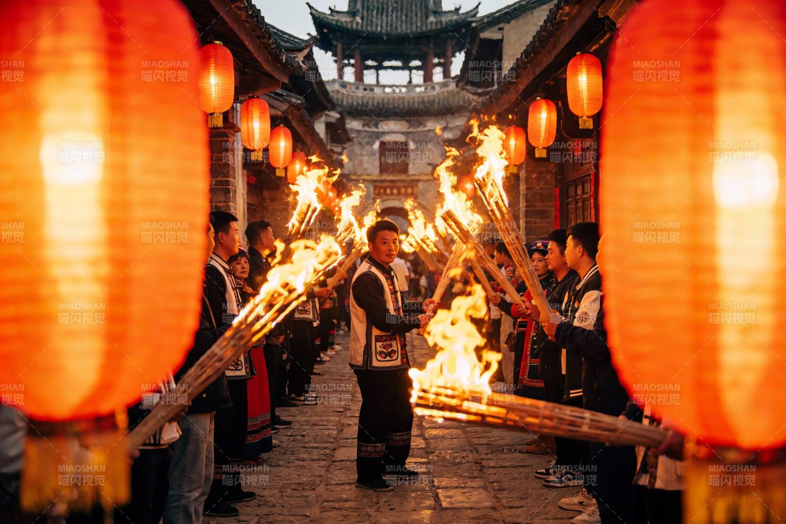 古街夜游火把节图片