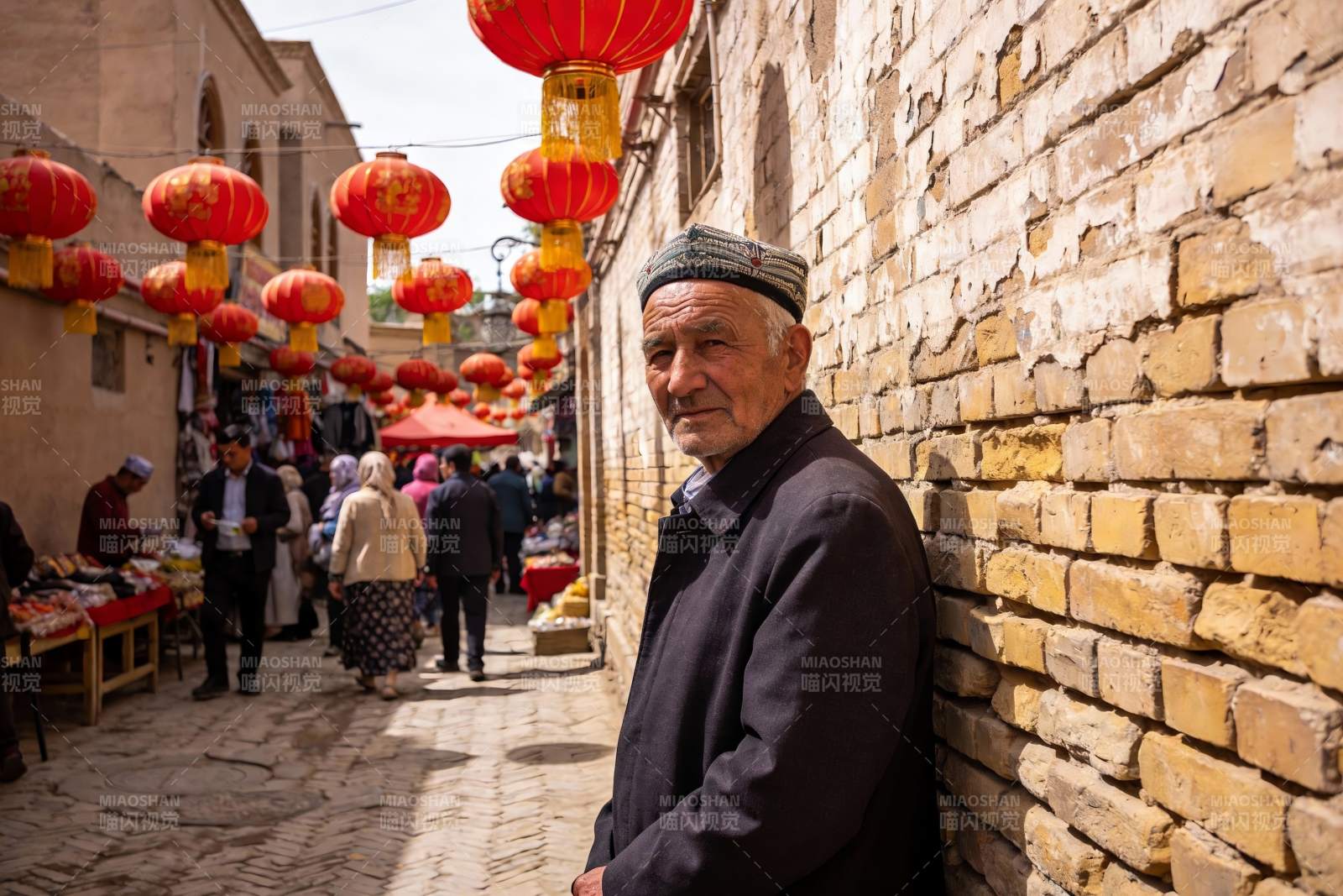 古街老人与红灯笼图片