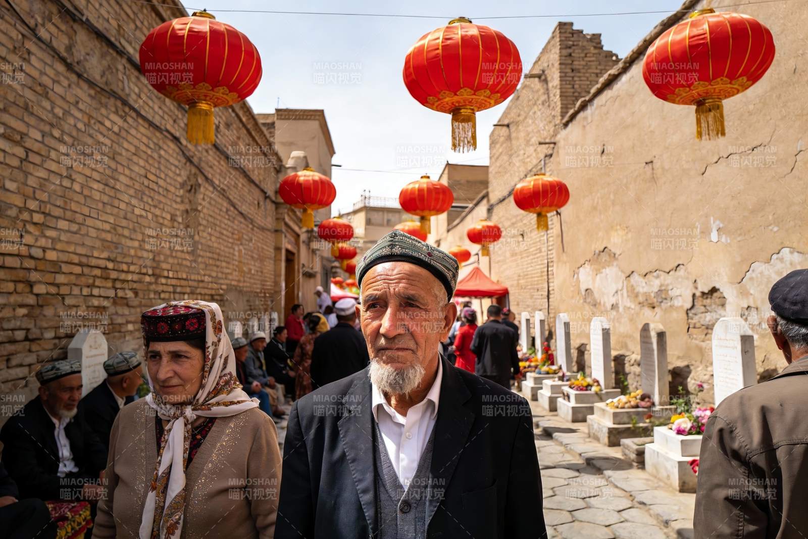 古巷红灯笼下的人群图片