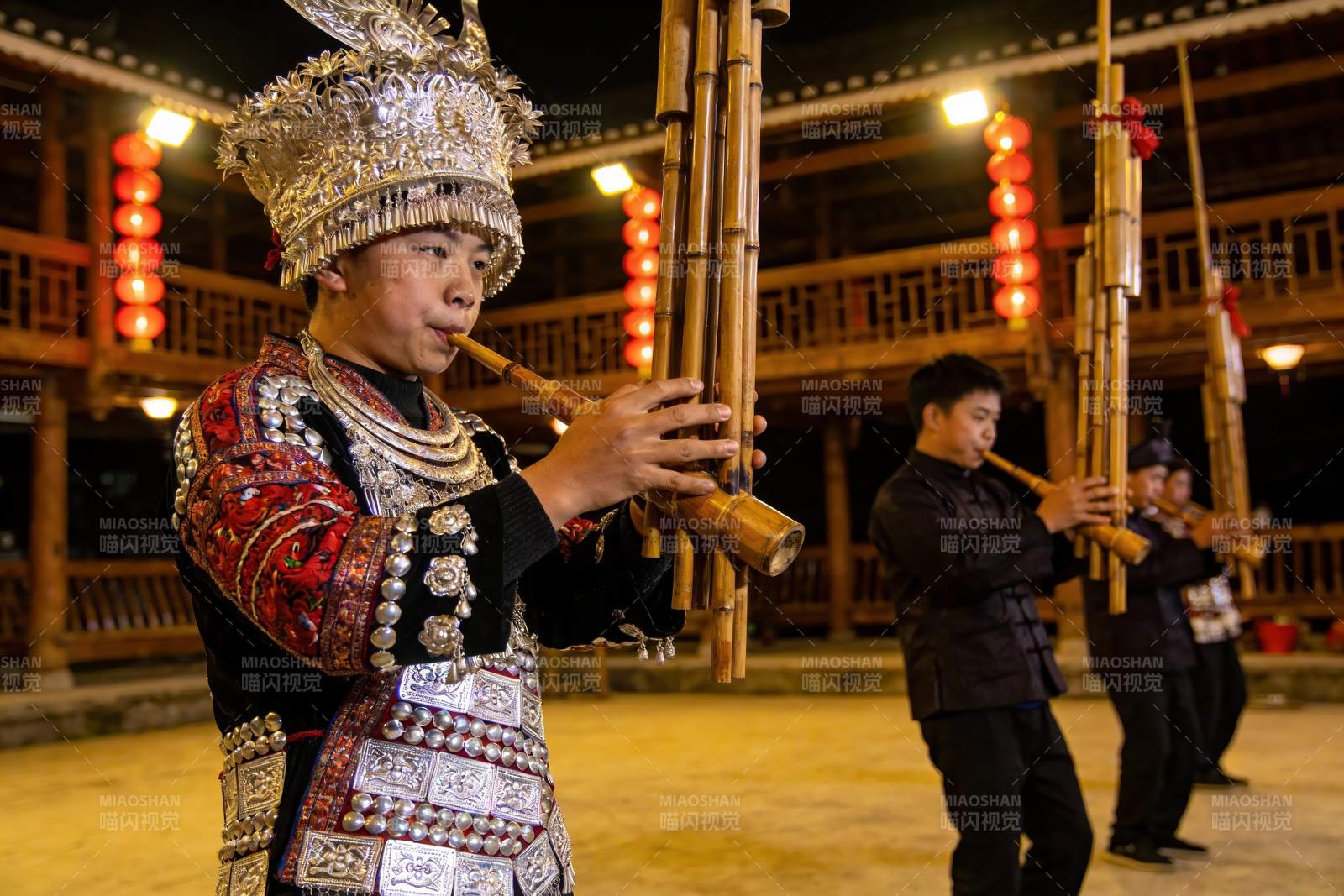 民族服饰乐手演奏竹管乐器图片