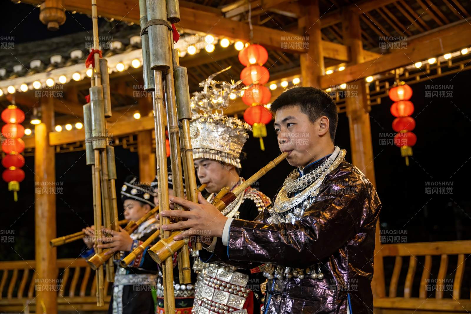 民族乐器表演夜景图片