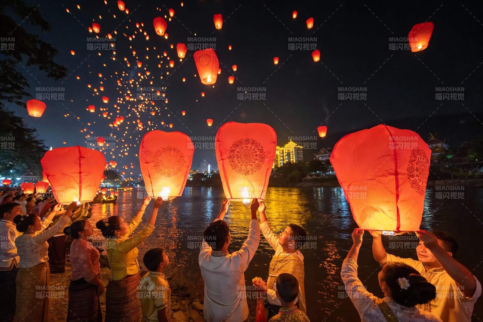 夜放孔明灯祈福人群图片