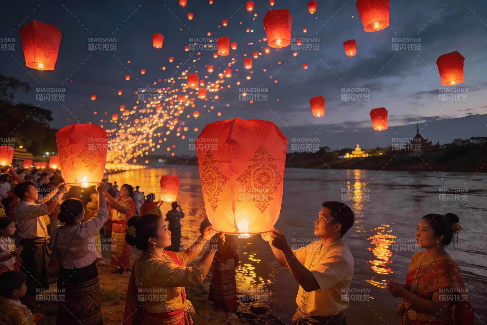 夜放孔明灯祈福人群图片