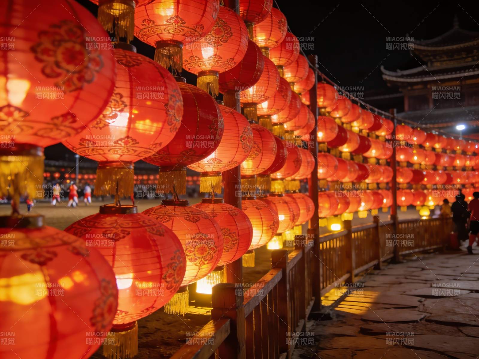 夜市红灯笼高挂节日氛围浓图片