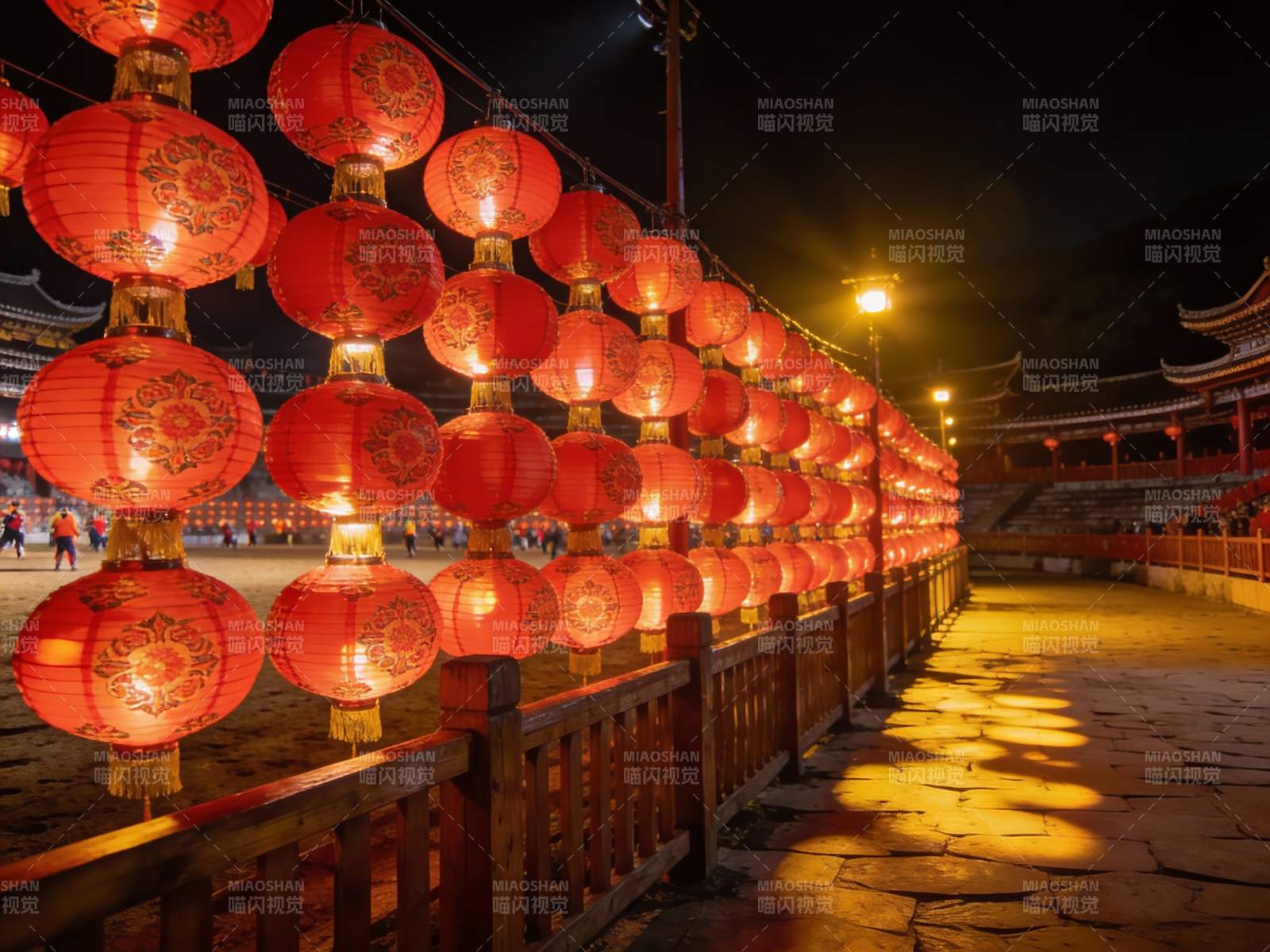 夜色中红灯笼高挂图片