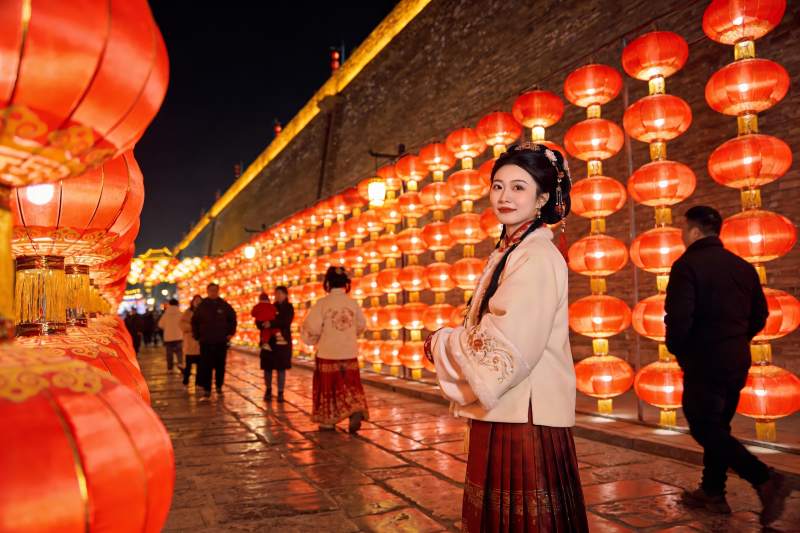 古装女子夜游灯笼长廊图片