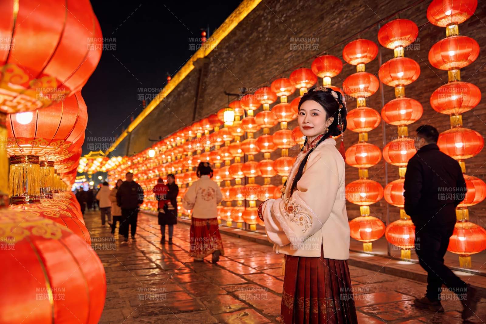 古装女子夜游灯笼长廊图片