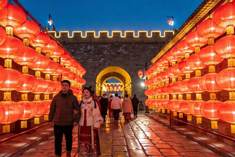 古街夜景红灯笼映衬行人图片