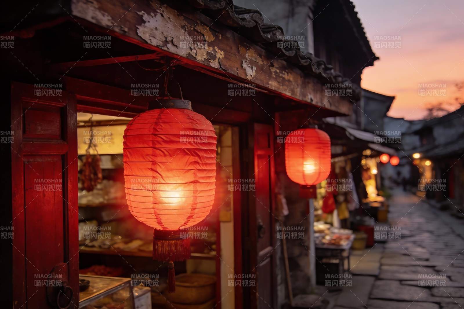 古街夜景红灯笼高挂图片