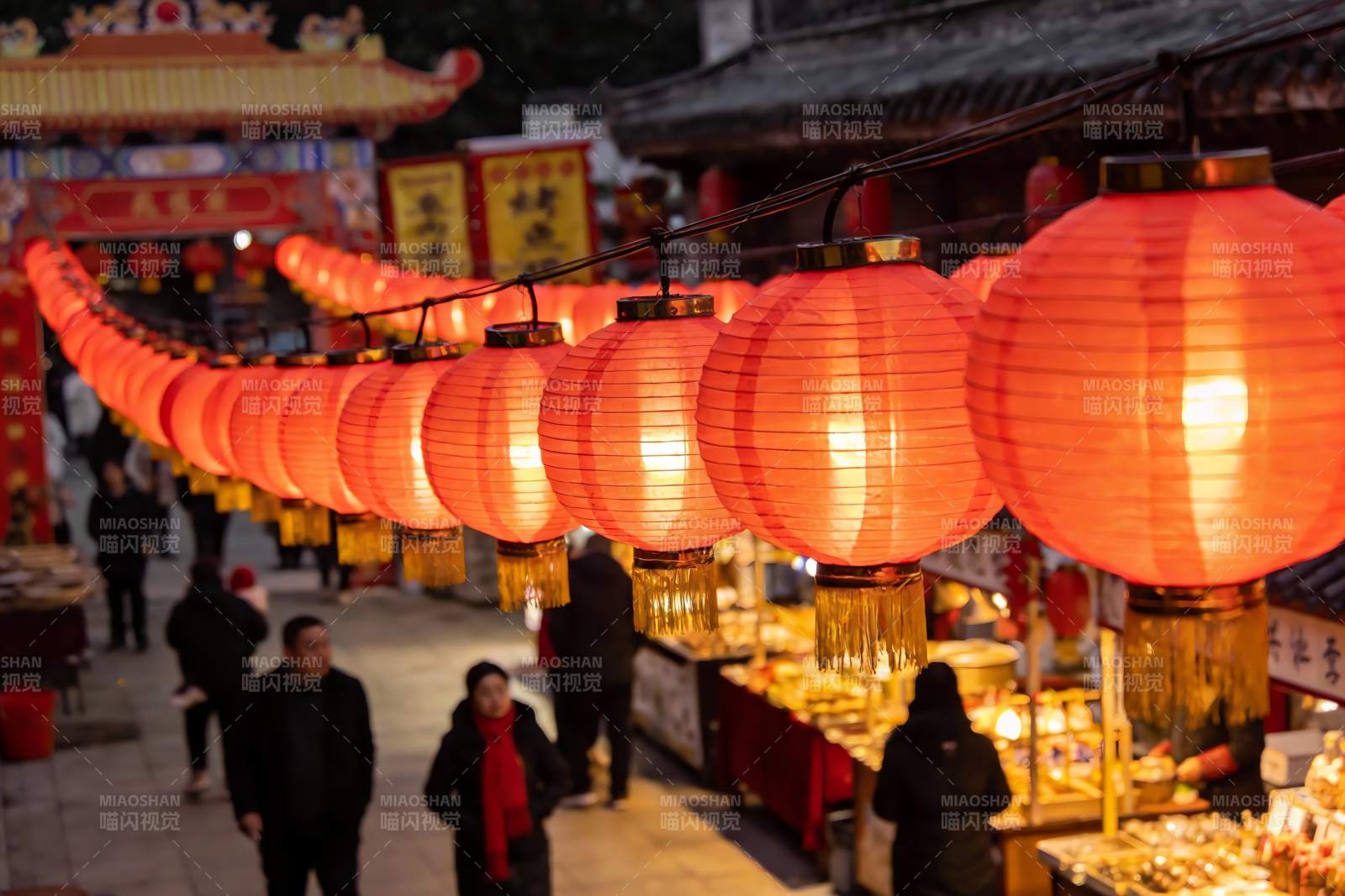 夜市灯笼高挂人群熙攘图片