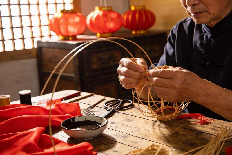 老人制作竹灯笼传统手工艺图片