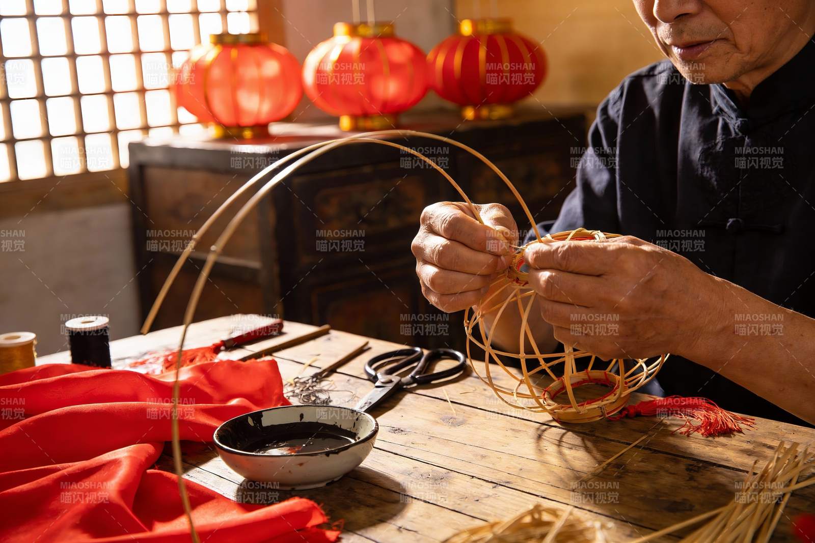 老人制作竹灯笼传统手工艺图片