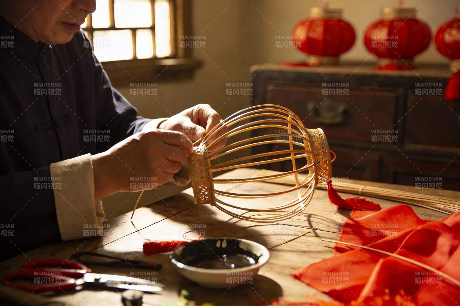 匠人制作传统灯笼的场景图片
