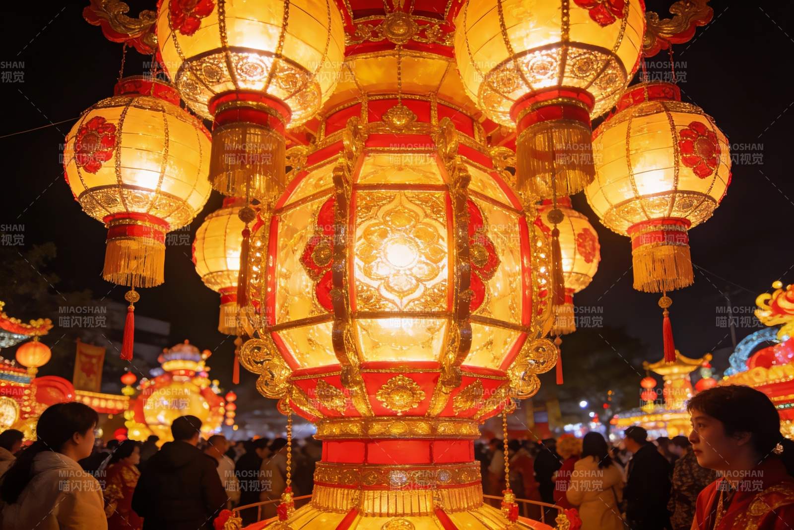 夜市灯笼璀璨人群熙攘图片