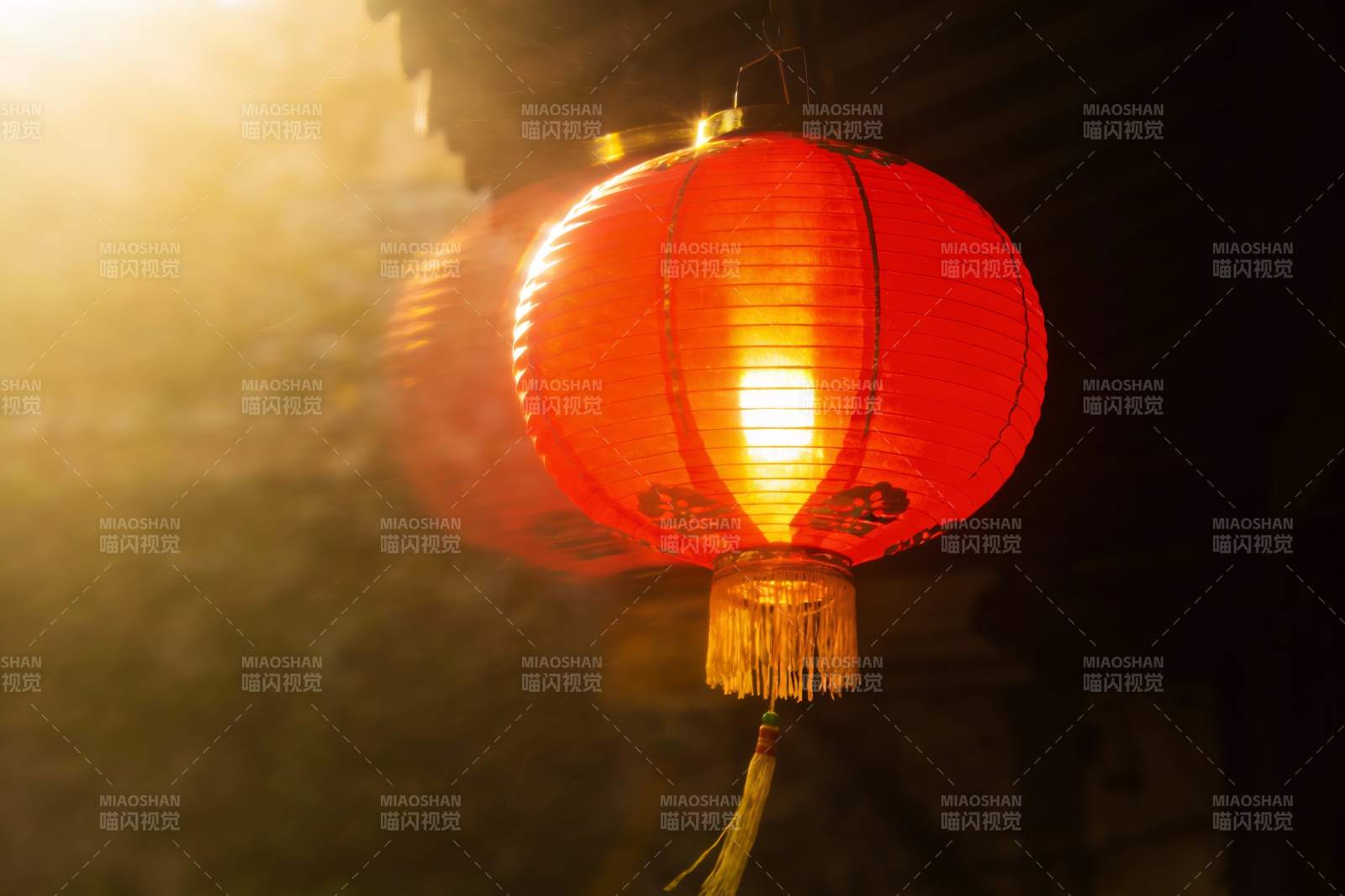 暖阳下的红灯笼光影图片