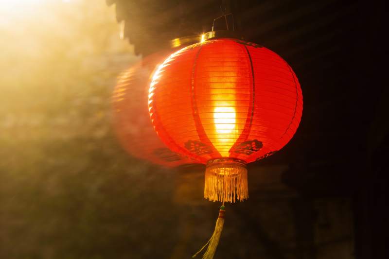 暖阳下的红灯笼光影图片