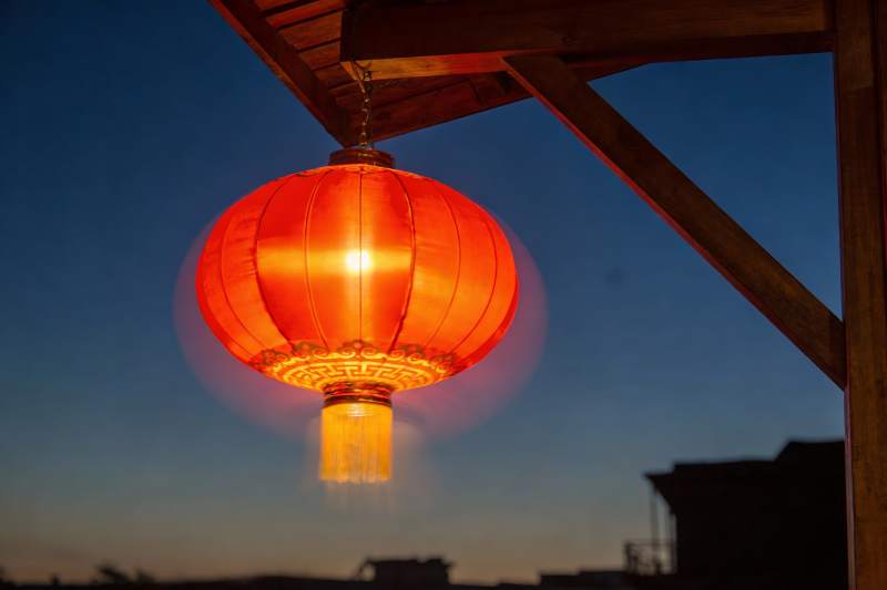 夜幕下的红色灯笼光影图片
