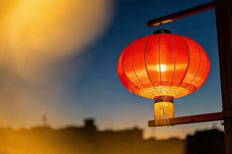 夜幕下的红灯笼高挂图片