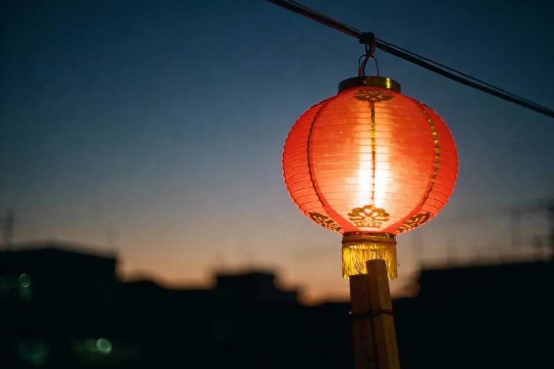 夜幕下的红色灯笼光影图片