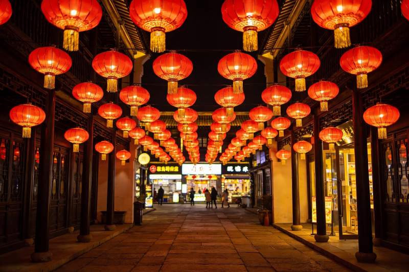 夜色古街红灯笼高挂图片