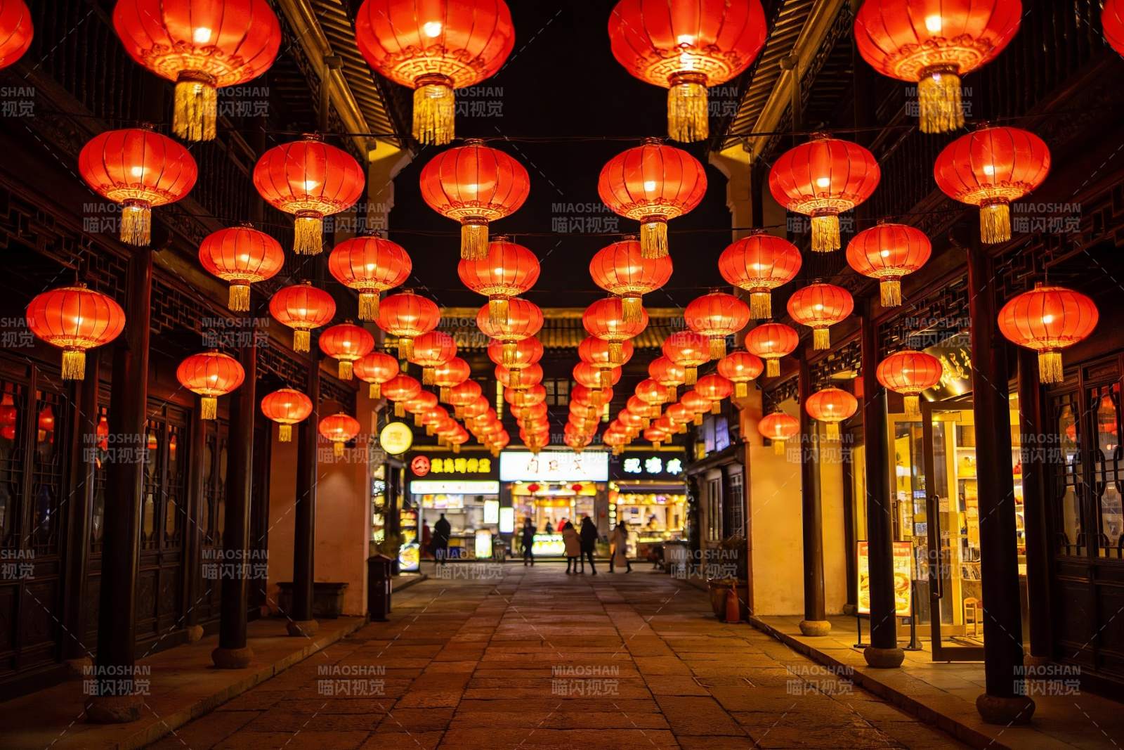 夜色古街红灯笼高挂图片