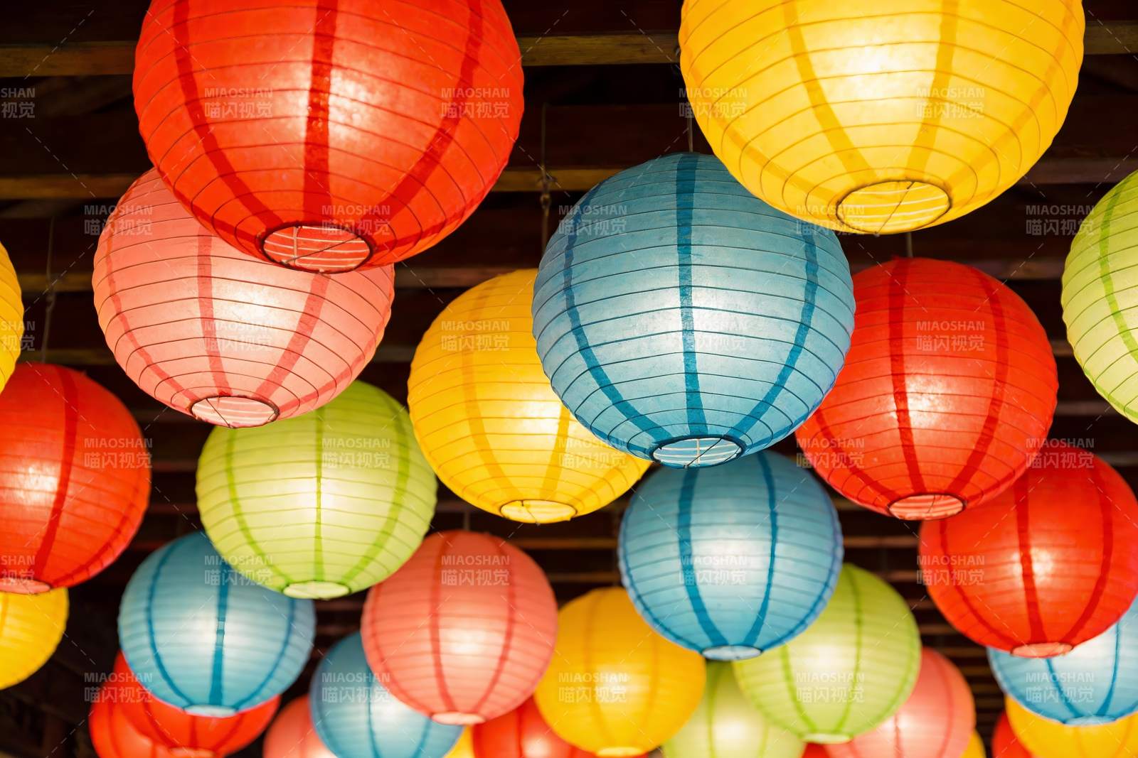 五彩纸灯笼悬挂空中图片