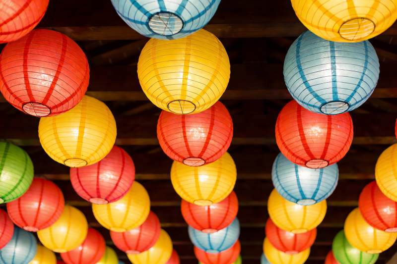 多彩纸灯笼悬挂屋顶图片