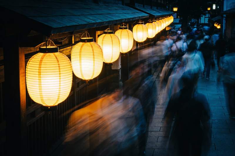 夜市灯笼光影人影流动图片