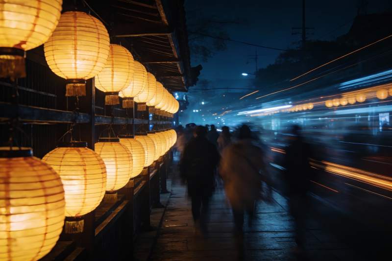 夜街灯笼光影行人流动图片