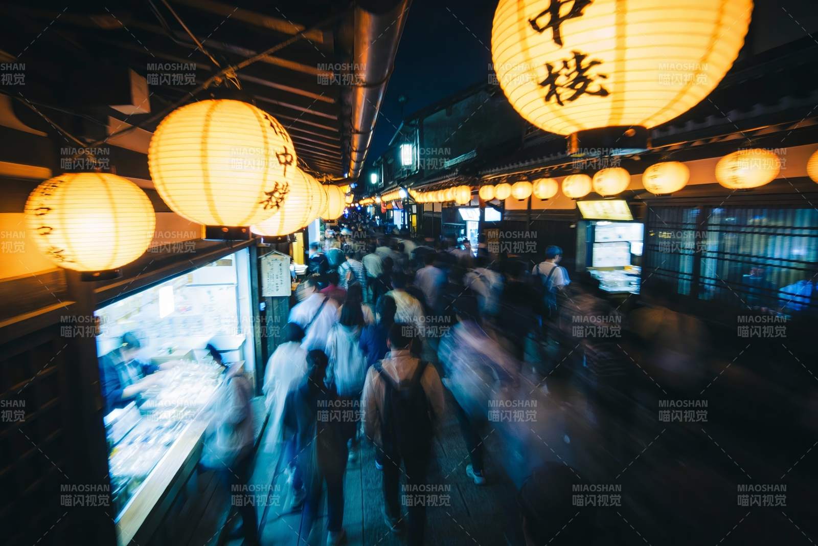 夜市灯笼高挂人群熙攘图片