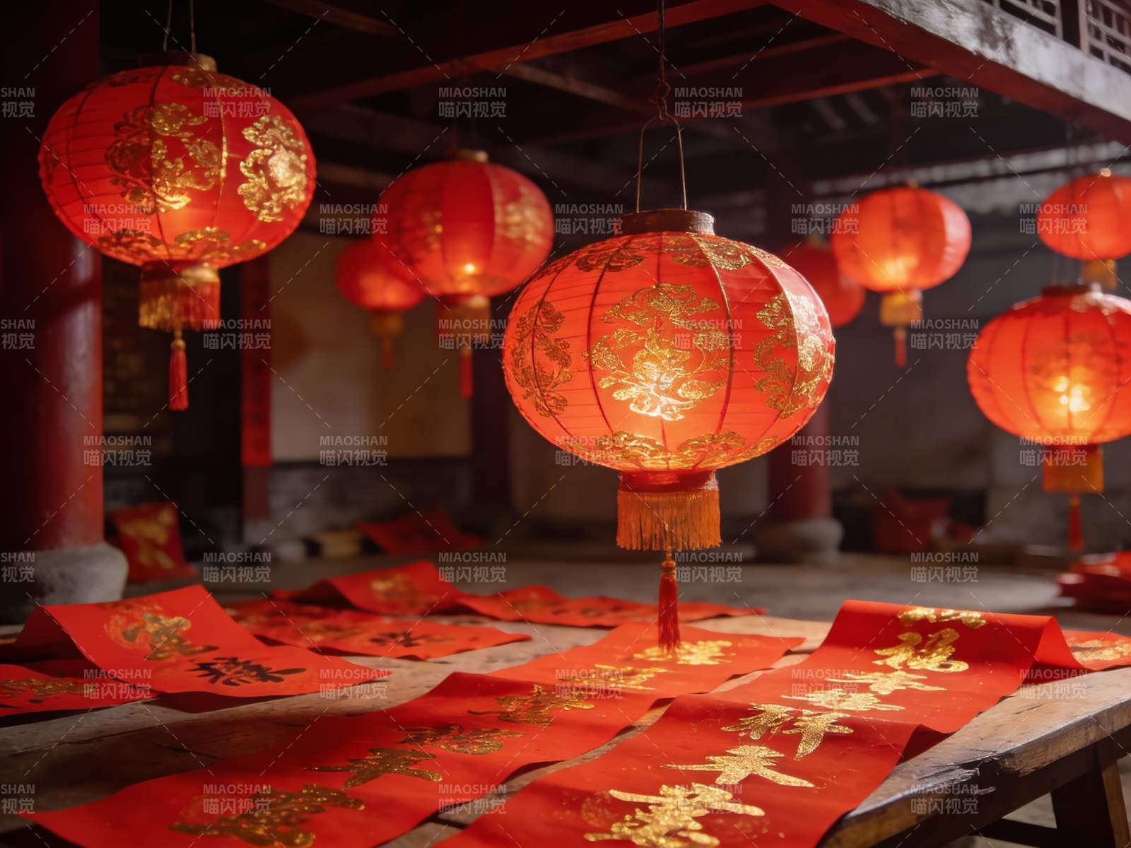 古建筑内红灯笼与春联图片