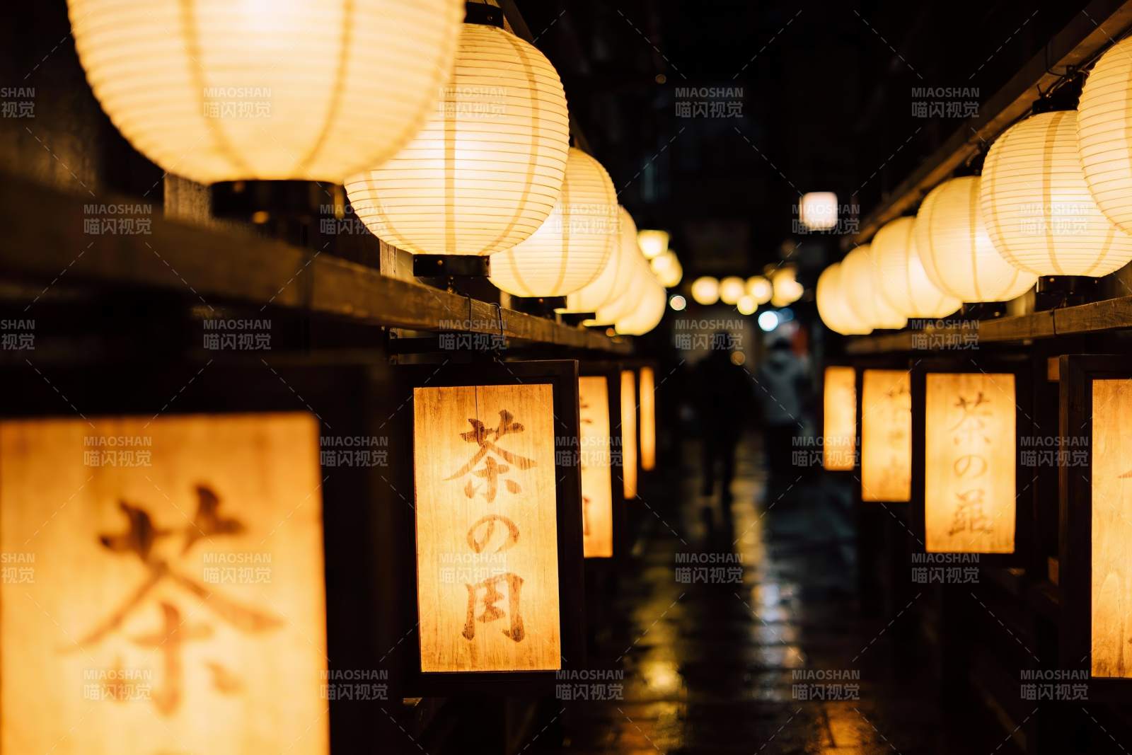 夜巷灯笼映照古韵街景图片