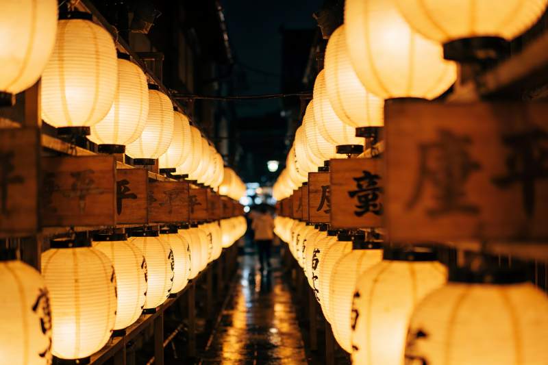 夜街灯笼光影走廊图片