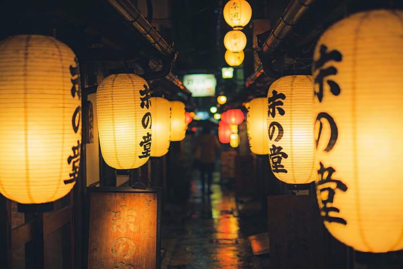 夜色灯笼巷道光影交错图片