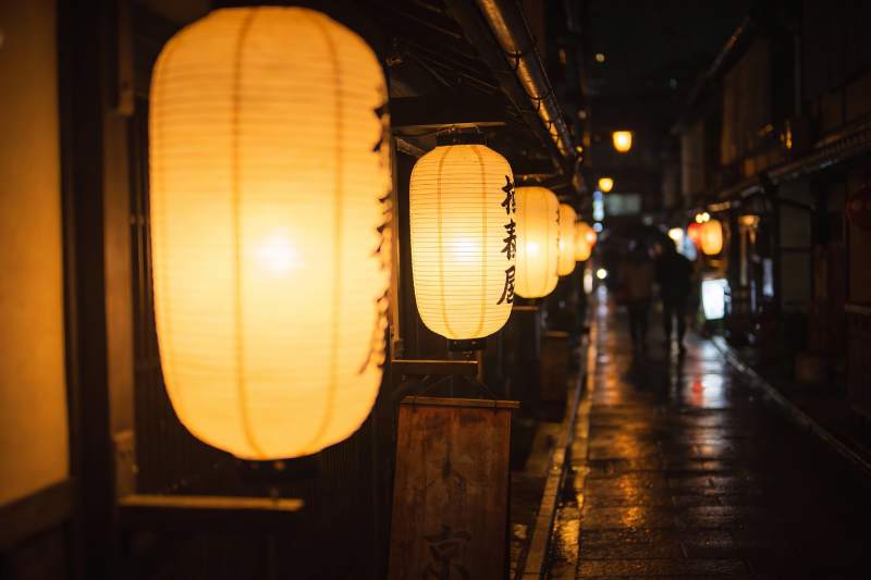 夜雨巷灯火影行人图片