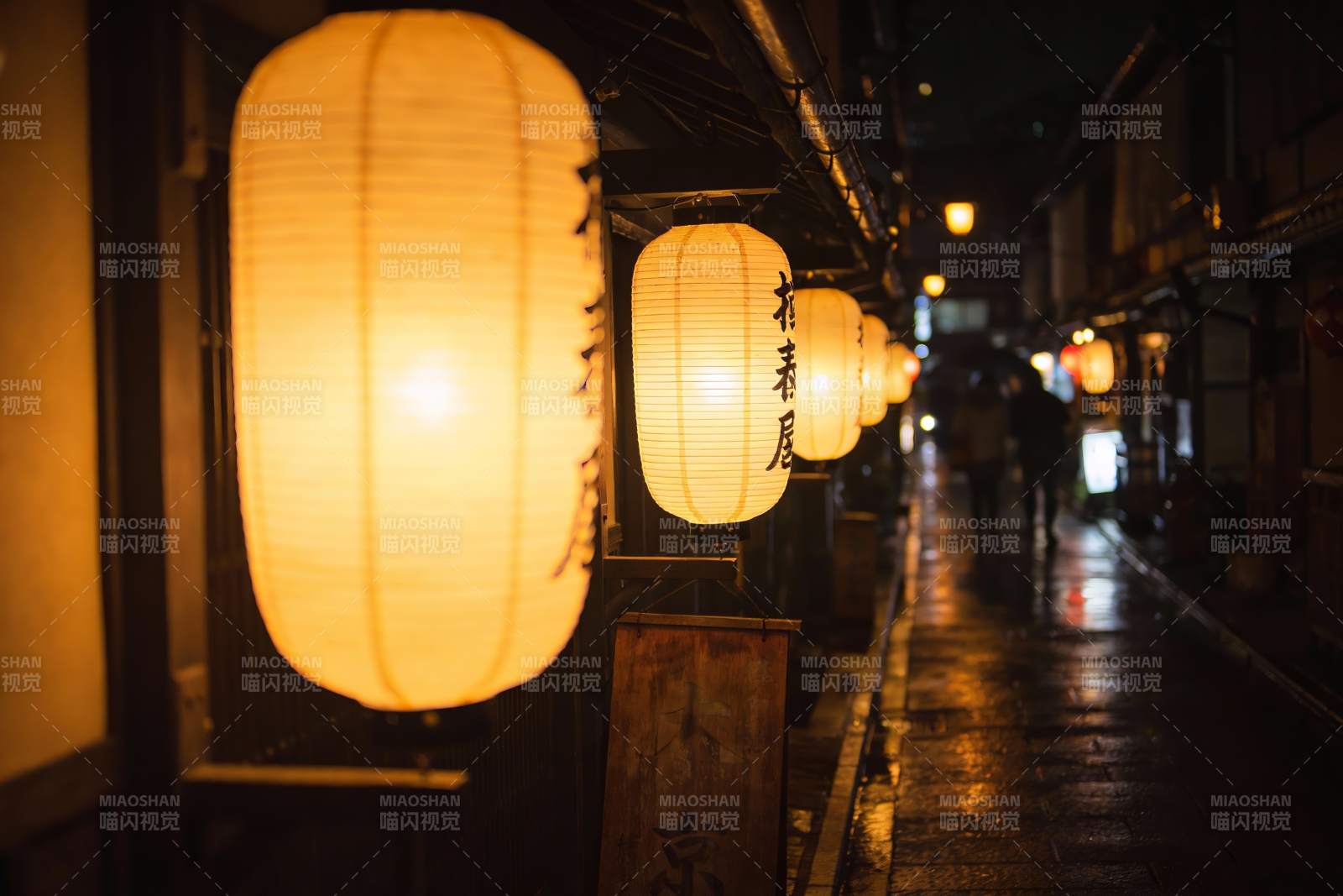 夜雨巷灯火影行人图片