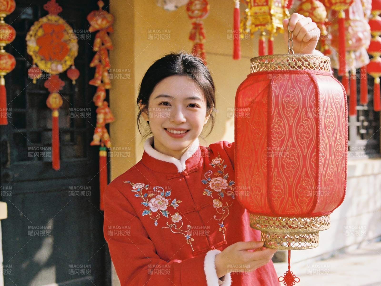 女子手持红灯笼节日装扮图片