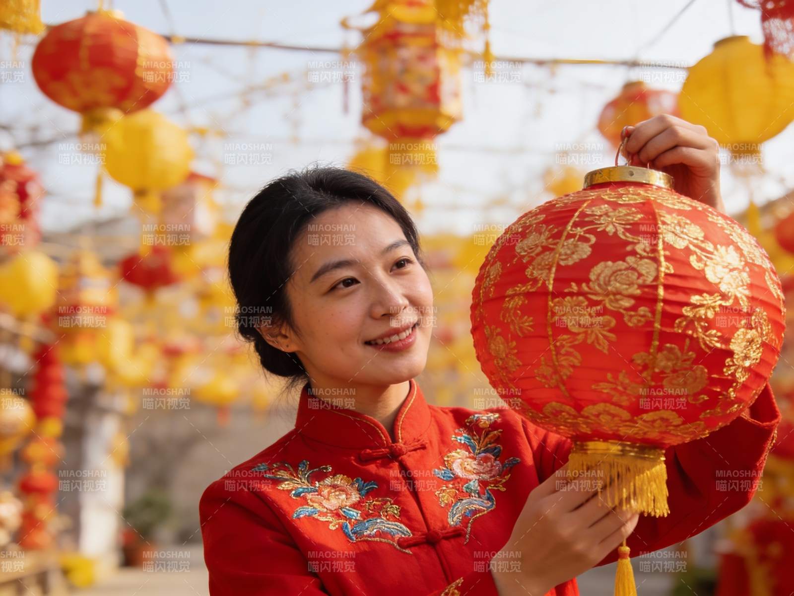 女子手持红灯笼节日氛围浓厚图片