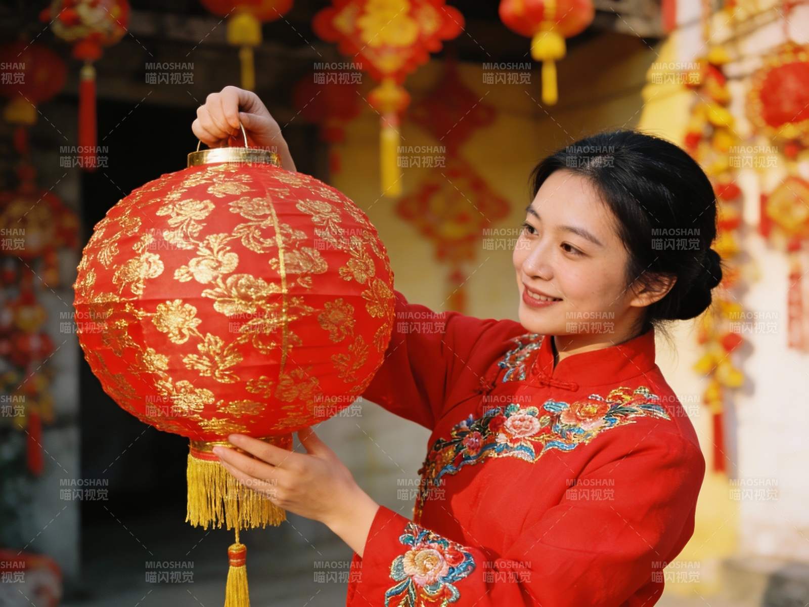 女子手持红灯笼喜庆场景图片