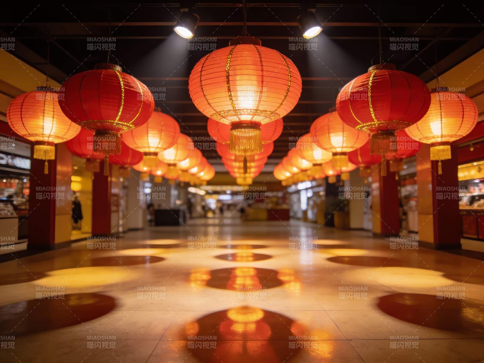 红灯笼装饰的室内长廊图片