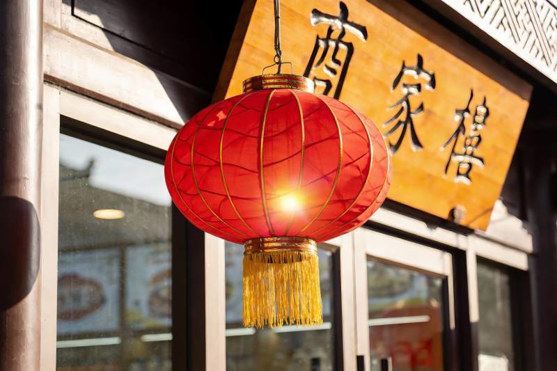红灯笼映衬古色店铺招牌图片