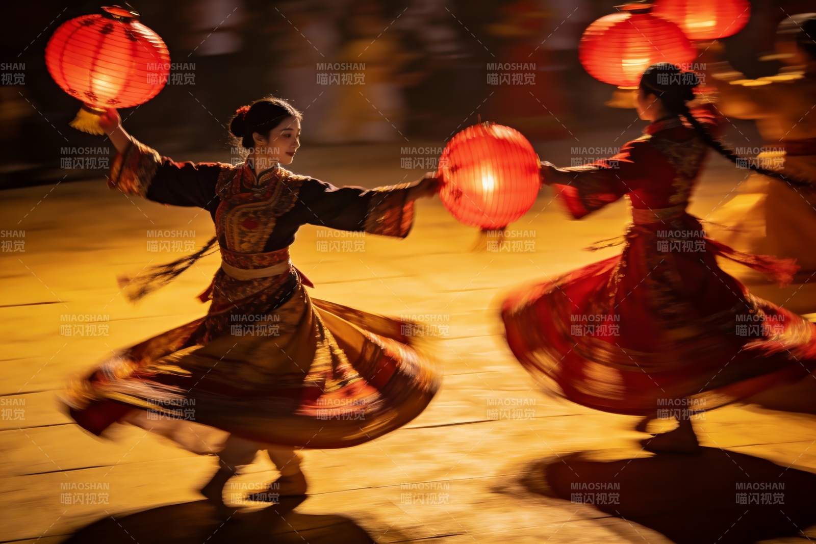 古装女子手持红灯笼舞蹈表演图片