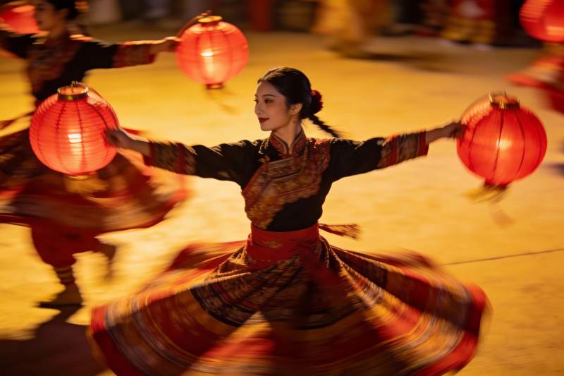 女子手持红灯笼翩翩起舞图片